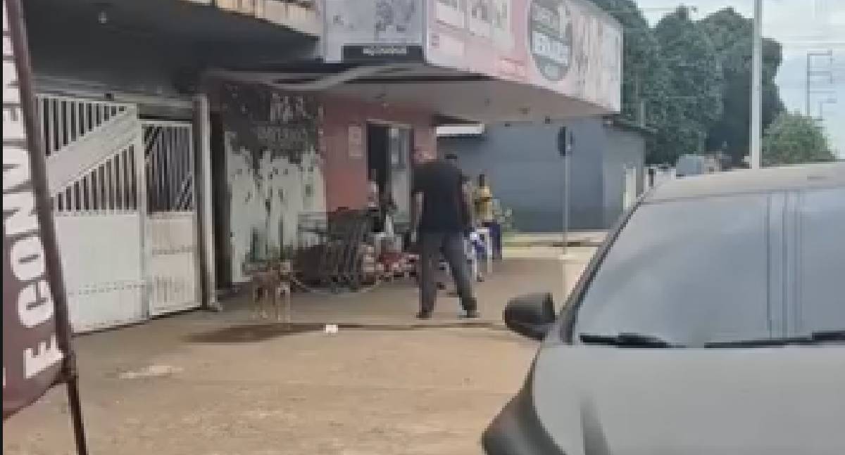 Vídeo: Homem é filmado agredindo cachorro e revolta moradores em Porto Velho