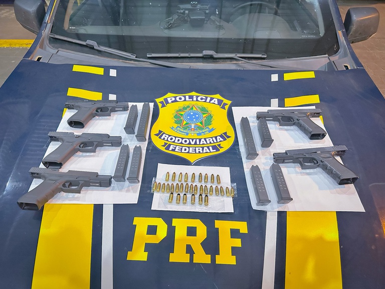PRF intercepta ônibus interestadual e apreende cinco pistolas na BR-364