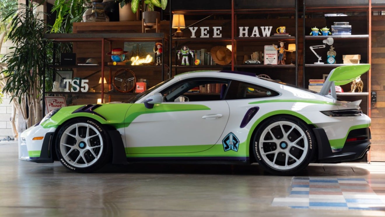 Antes da estreia de Toy Story 5, Porsche cria três versões únicas do 911 inspiradas em Woody, Jessie e Buzz Lightyear que não serão produzidas novamente