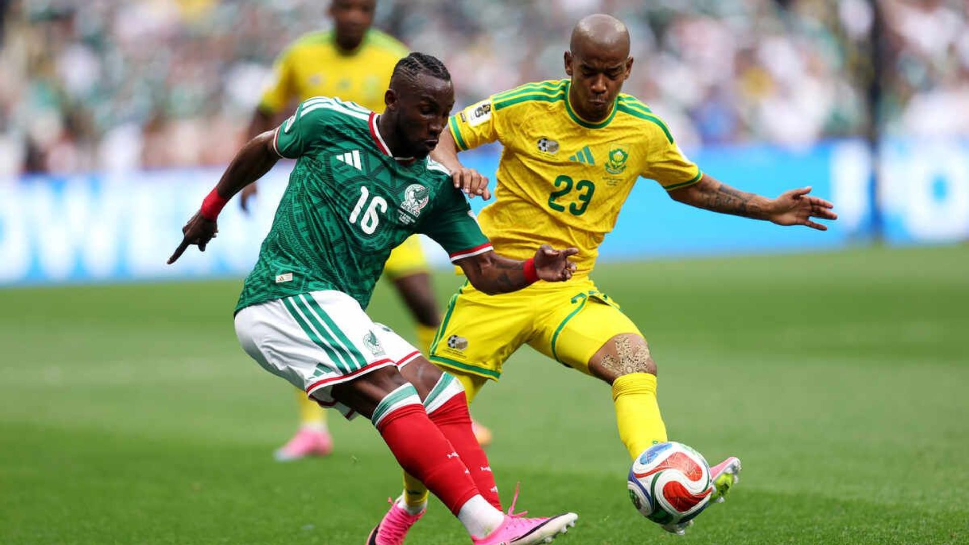 Em jogo com 3 expulsões, México bate África do Sul na abertura da Copa do Mundo