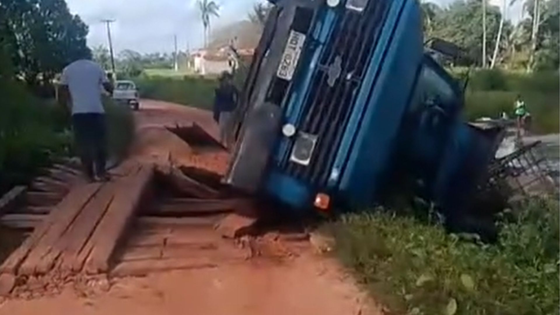 Caminhão tomba após ponte desabar em Cururupu; motorista é resgatado sem ferimentos