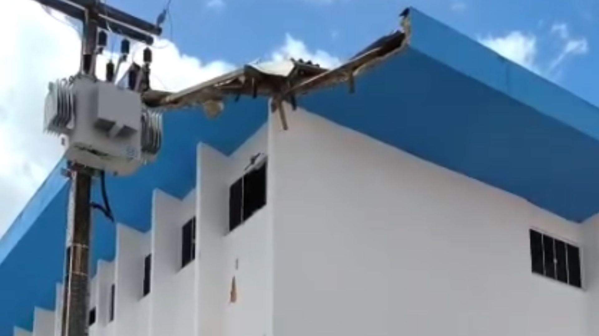 Parte da marquise do Iema Pleno Sousândrade desaba após fortes chuvas em São Luís