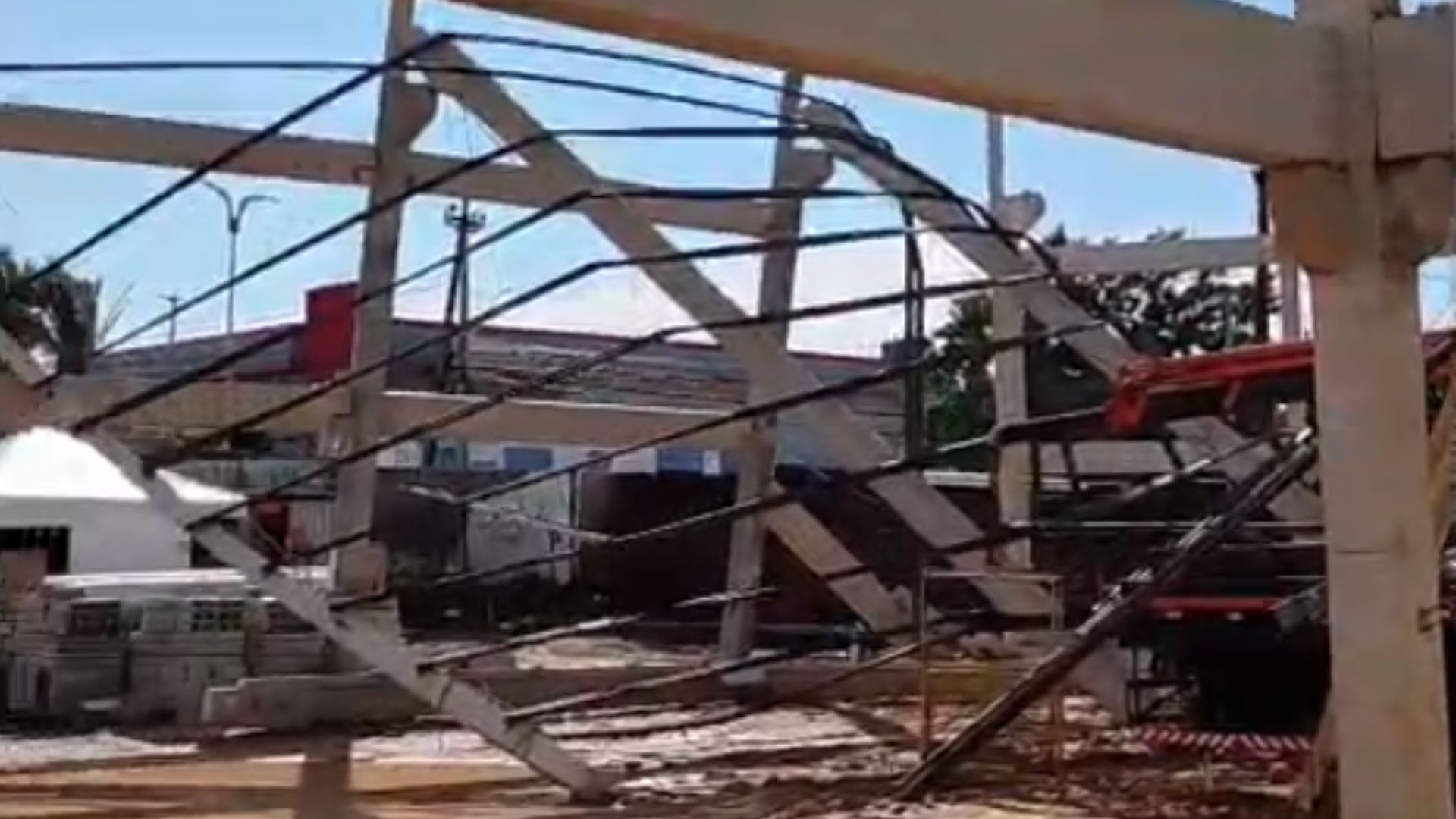 Vídeo: dois trabalhadores ficam feridos após desabamento em obra na Divinéia, em São Luís