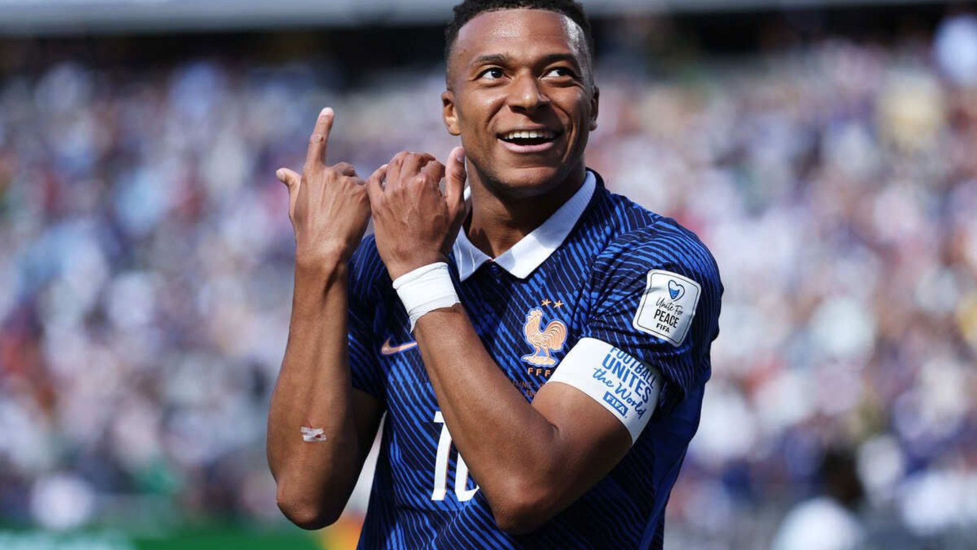 França vence Senegal na Estreia; Mbappé supera marca de Pelé