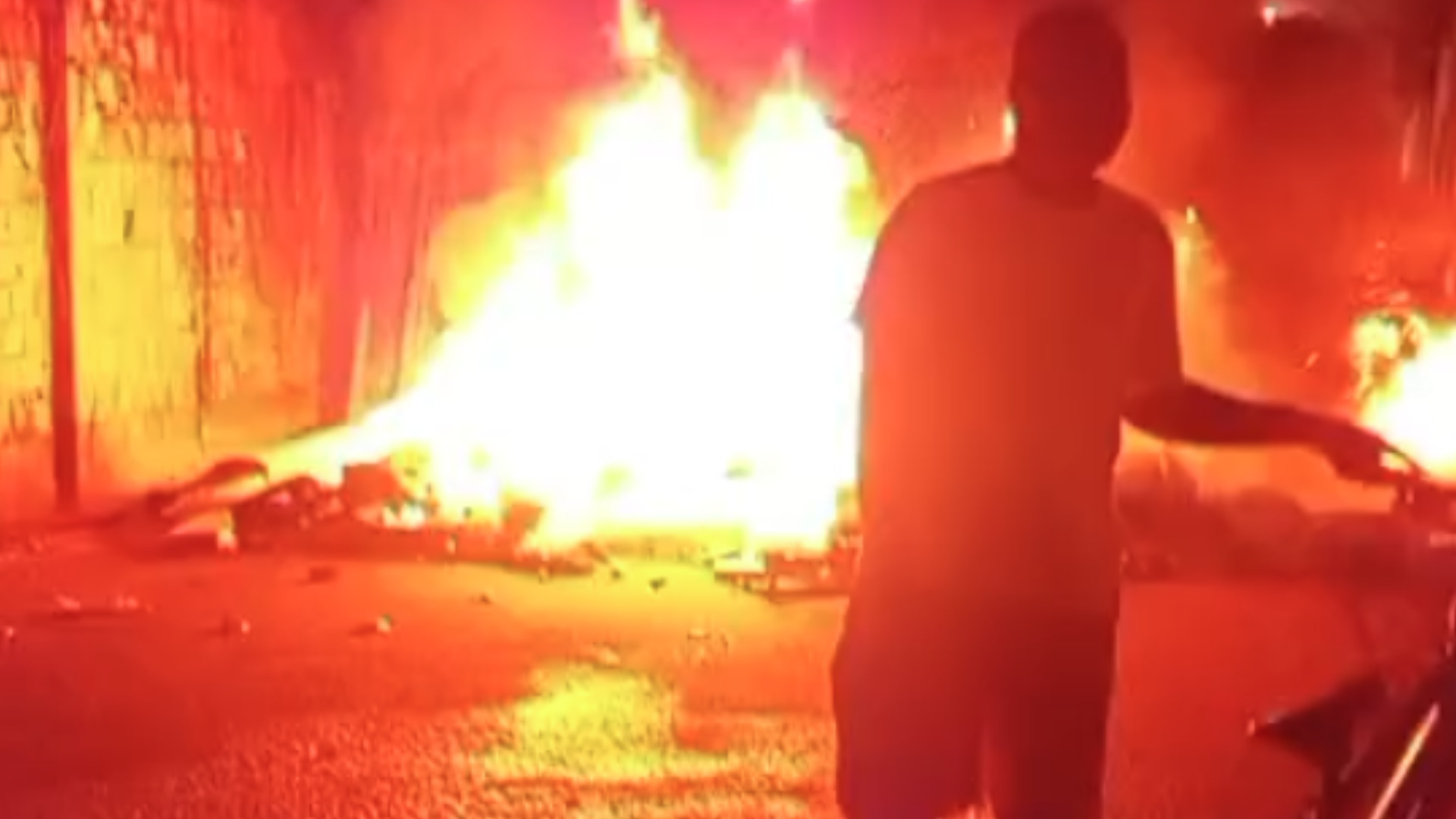Moradores protestam por melhoria na infraestrutura no Vicente Fialho, em São Luís