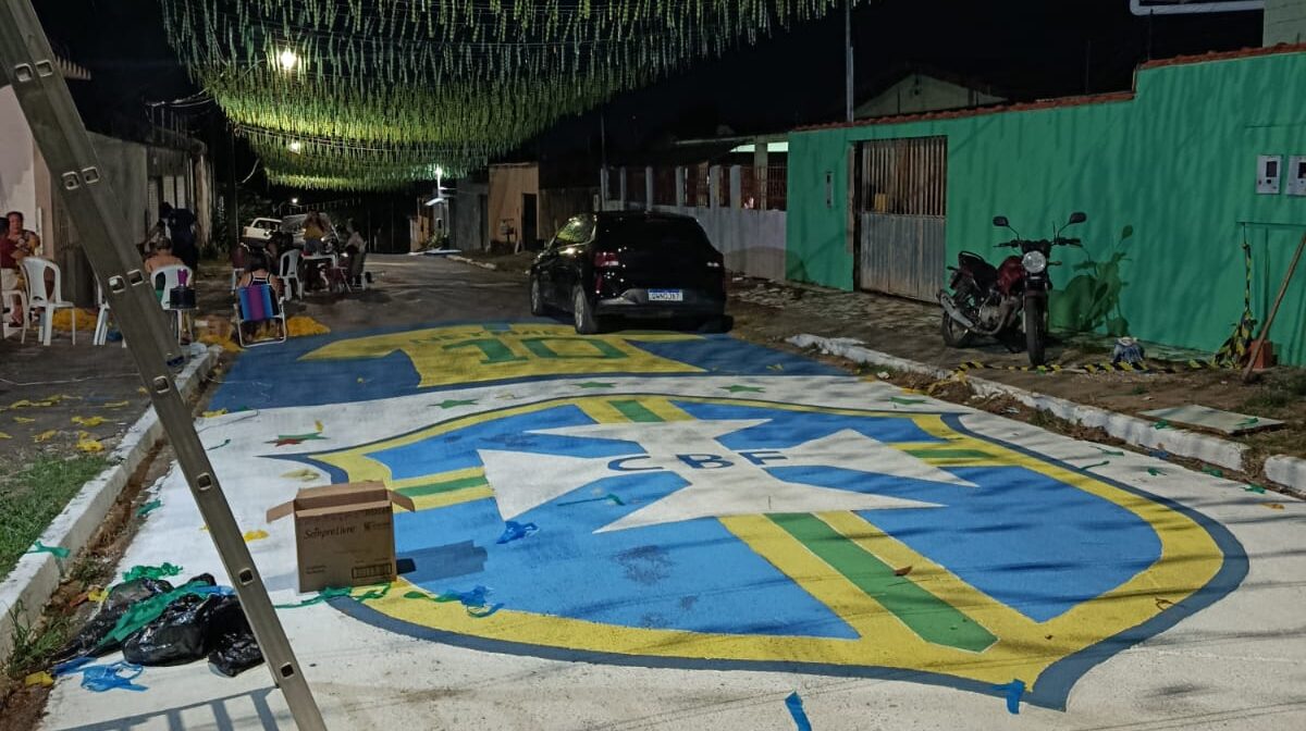 Vizinhos pintam rua e resgatam sentimento de nostalgia da Copa em Rio Branco