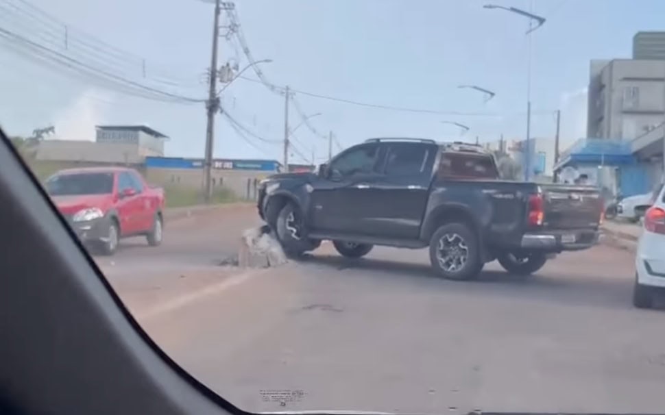 S10 bate em meio-fio após acidente nas proximidades do Vila Rio, em Rio Branco