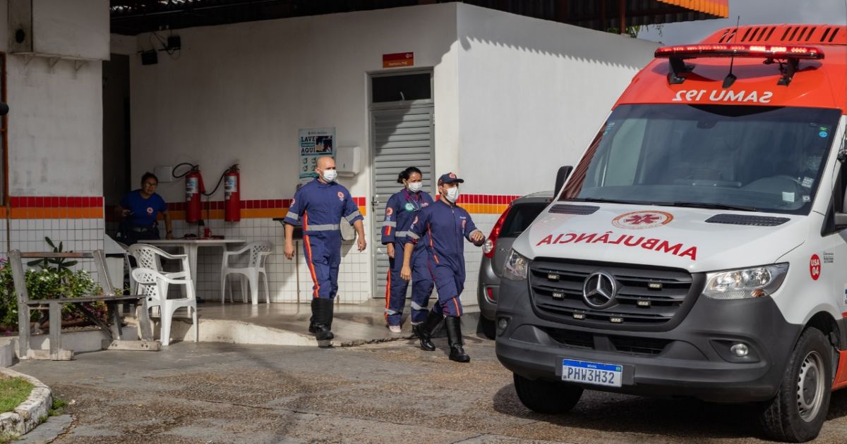 Acidente entre carreta e motorista de APP deixa ferido na Rotatória do Coroado