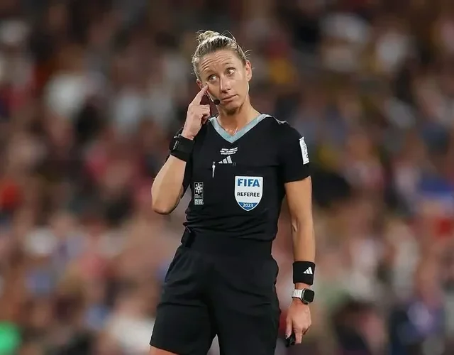 República Tcheca x África do Sul tem trio de arbitragem feminino. Conheça as mulheres na arbitragem da Copa