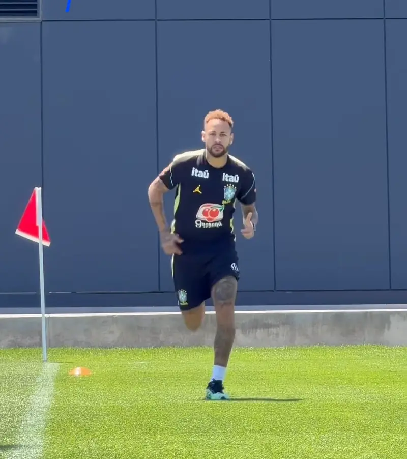 Neymar vai ao campo para primeiro treino com a Seleção