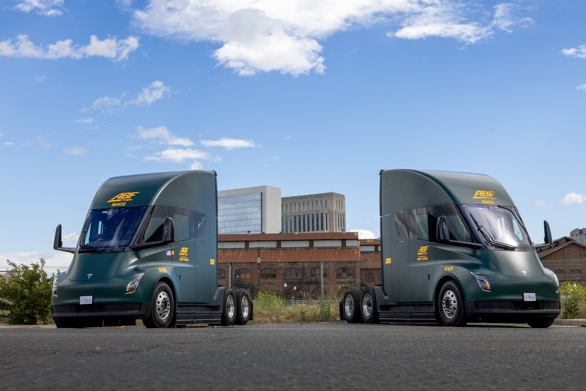 ABF Freight recebe caminhões Tesla Semi para operações na Califórnia