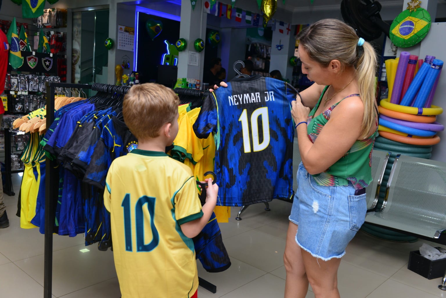 Em clima de copa: camisas e bandeiras do Brasil têm alta procura nos últimos dias