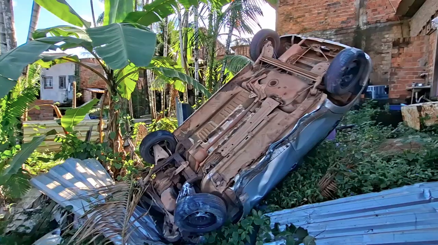Carro perde controle em ladeira, atinge outro e ambos acabam em quintal de casa na Vila Embratel