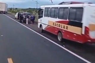 Ciclista idoso morre após ser atropelado por ônibus escolar na BR-174