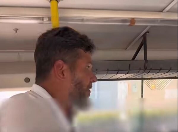 Prefeito de Oriximiná para ônibus escolar e repreende aluno que jogou lixo pela janela