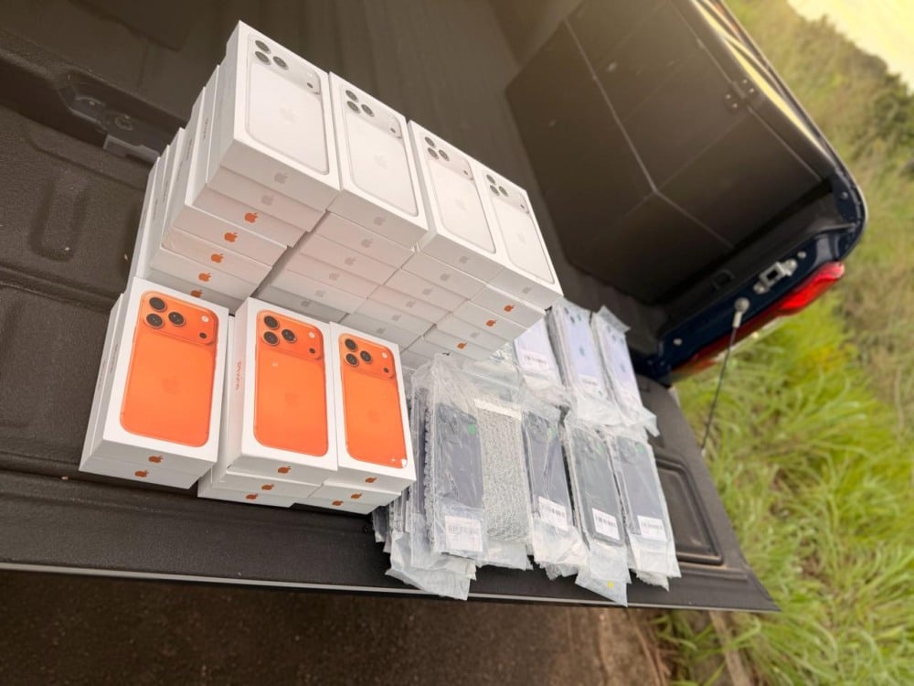 Duas ocorrências na BR-401 terminam com apreensão de iPhones e resgate de imigrantes