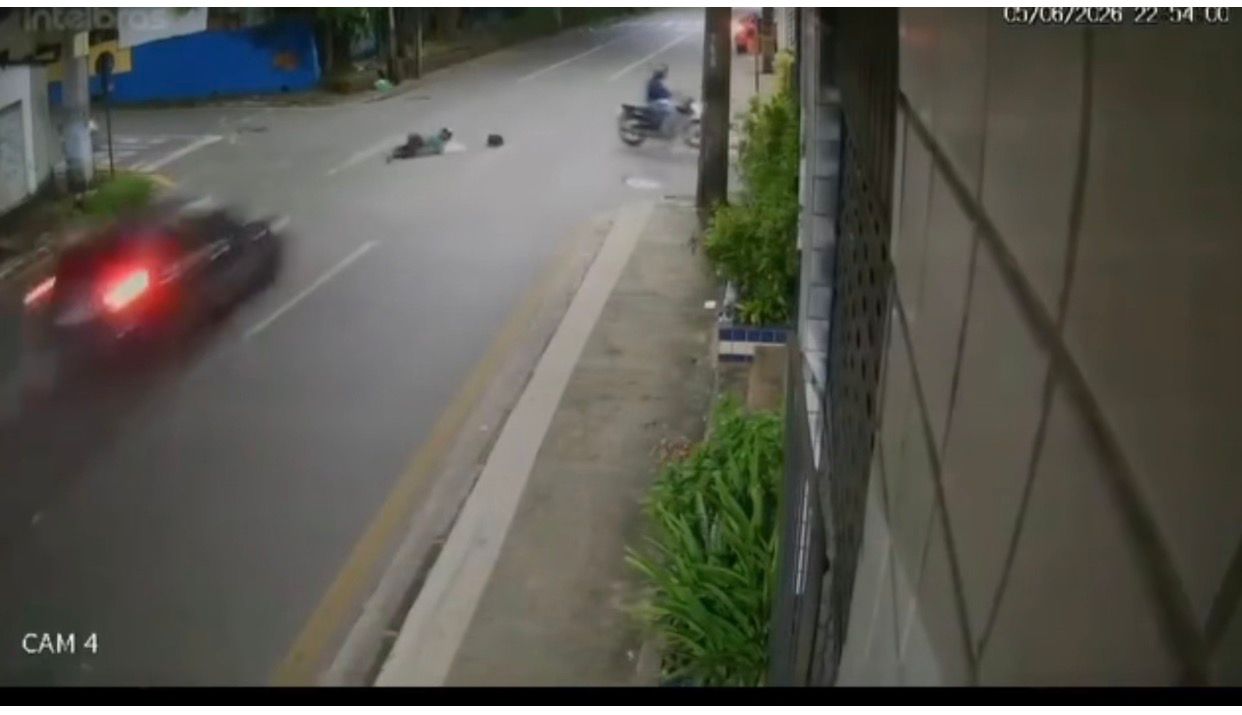 Mulher cai de motocicleta e é atropelada por veículo em São Luís