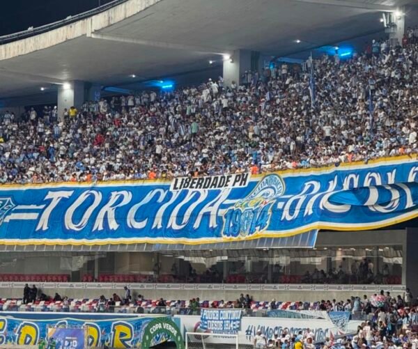 Torcida organizada do Paysandu exibe faixa pedindo liberdade de motorista preso por atropelamento em Belém