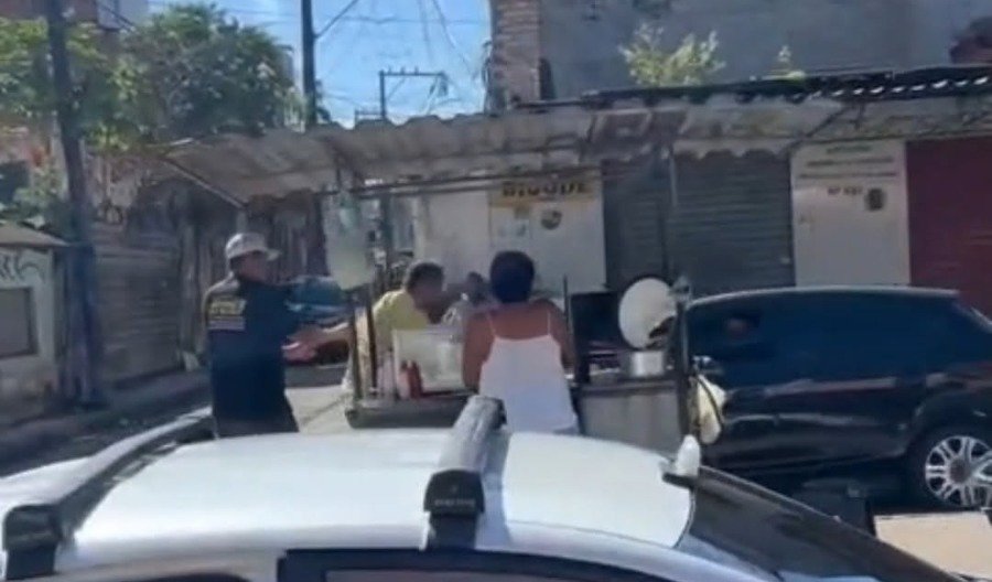 Homens trocam socos após discussão em carrinho de lanche em Belém