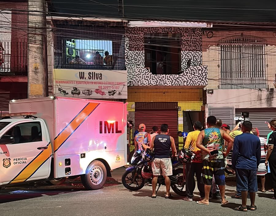 Homem cai da sacada de casa e morre na Camboa