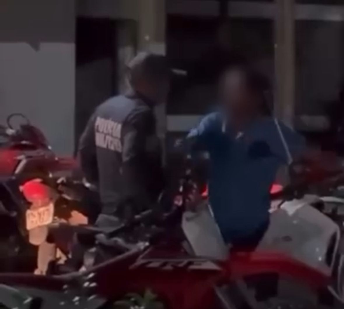 Vídeo: homens são flagrados pilotando motocicleta da PMMA, em Brejo de Areia