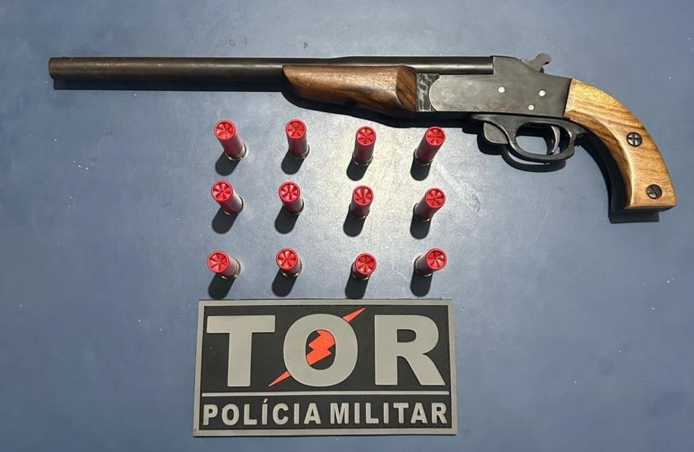 Homem é preso com espingarda escondida em saco de barraca