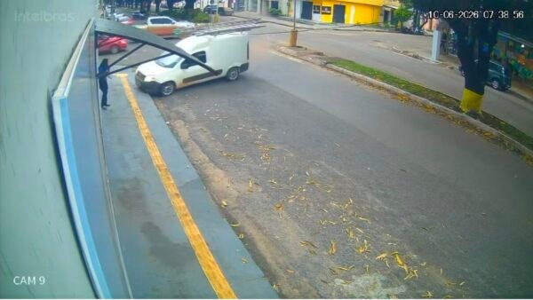 Jovem escapa por pouco após carro invadir loja em Santarém