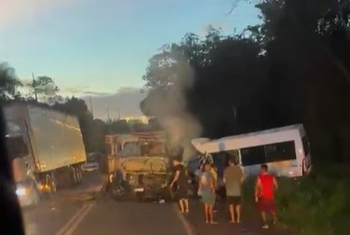 Grave acidente entre van e caminhão é registrado em São Miguel do Guamá