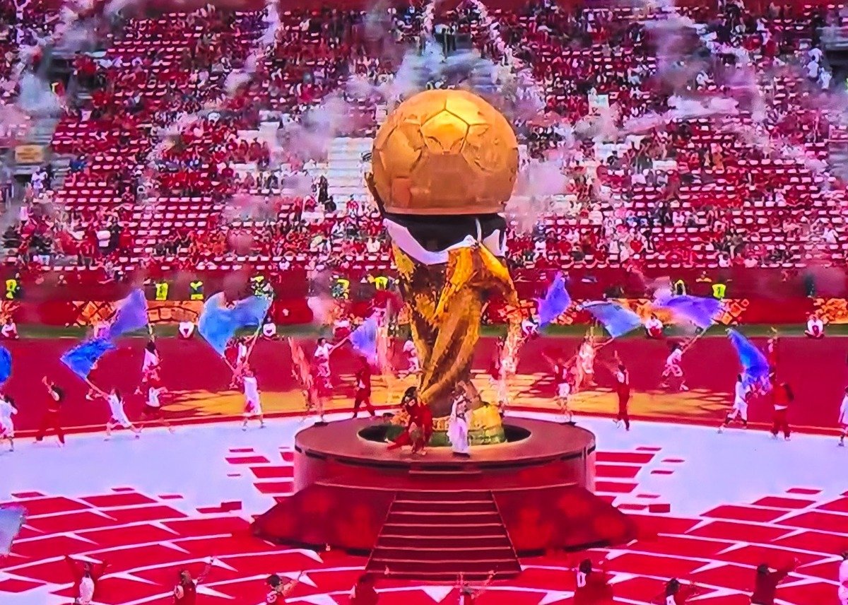 Gafe marca abertura da Copa no Canadá após réplica da taça quebrar em apresentação