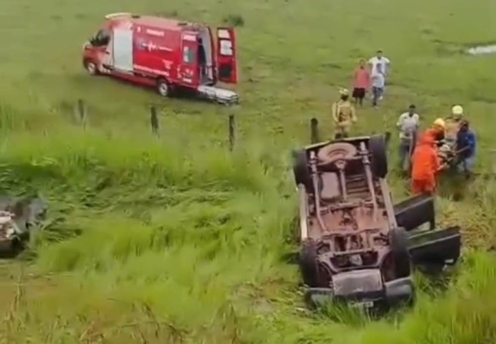 Motorista perde o controle, cai em barranco e capota caminhonete na BR-174