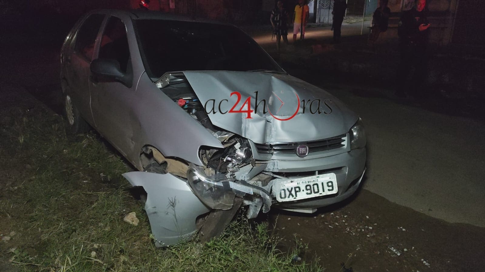 Motorista supostamente embriagado perde controle de carro e colide contra poste de energia