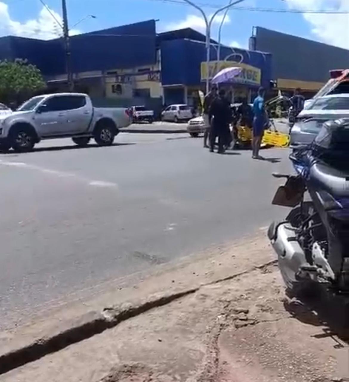Criança fica ferida após colisão entre carro e moto em cruzamento de avenidas no Caranã