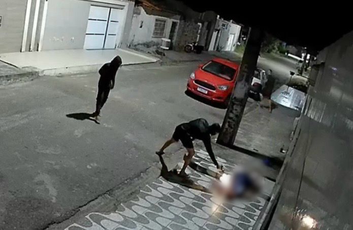 Imagens de segurança registram homem sendo morto a tiros em Rosário