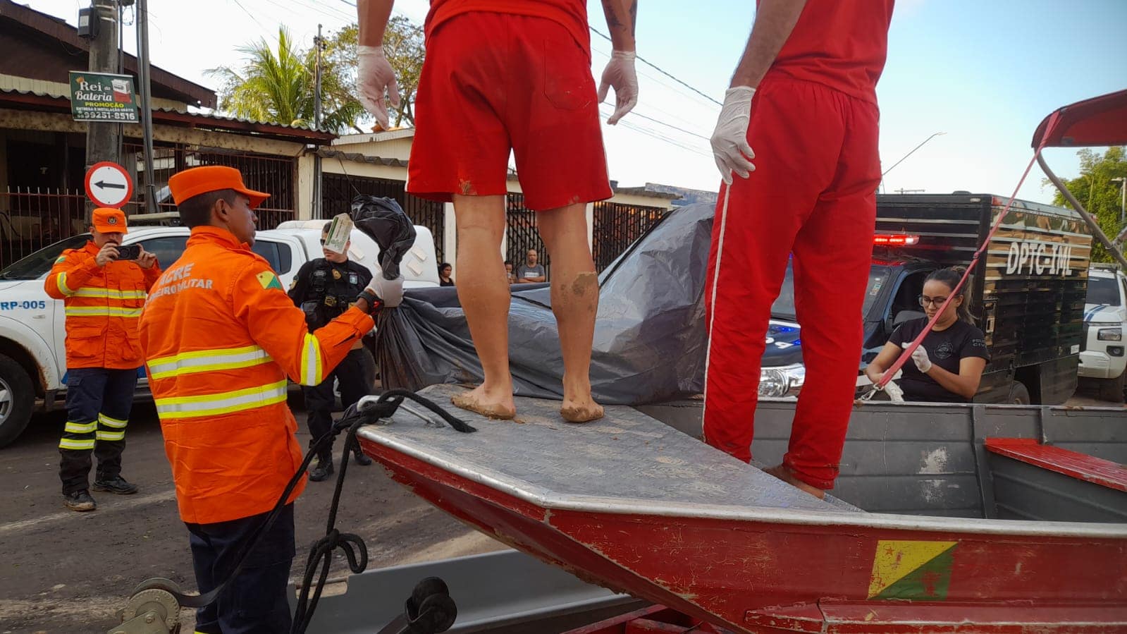 URGENTE: Corpo de homem é encontrado boiando no Rio Acre e resgatado por bombeiros em Rio Branco