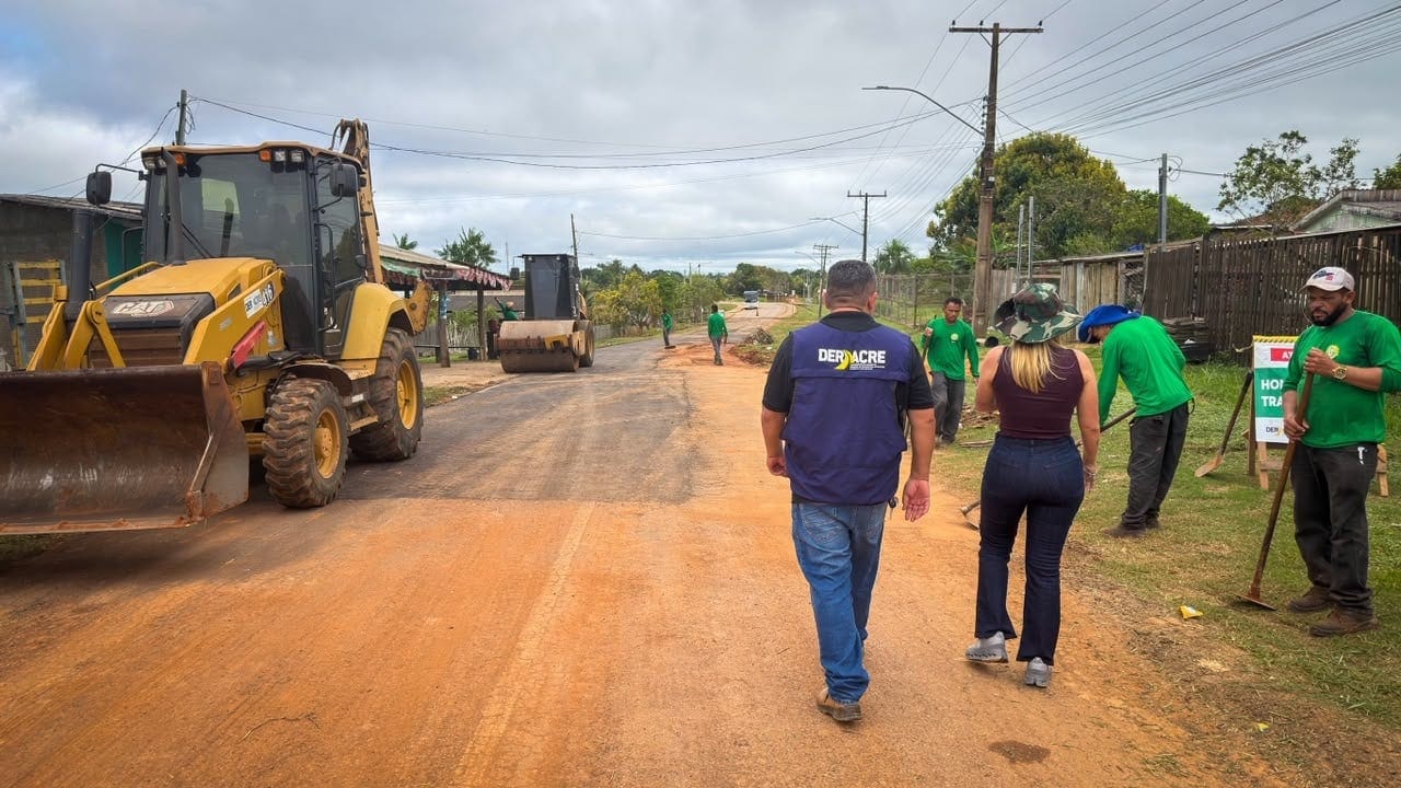 Deracre avança com obras de pavimentação e conservação na Estrada Mário Lobão em Sena Madureira