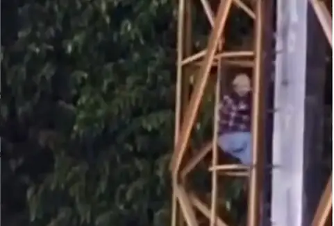 Homem sobe em torre de telefonia e mobiliza equipes de resgate em Tucuruí