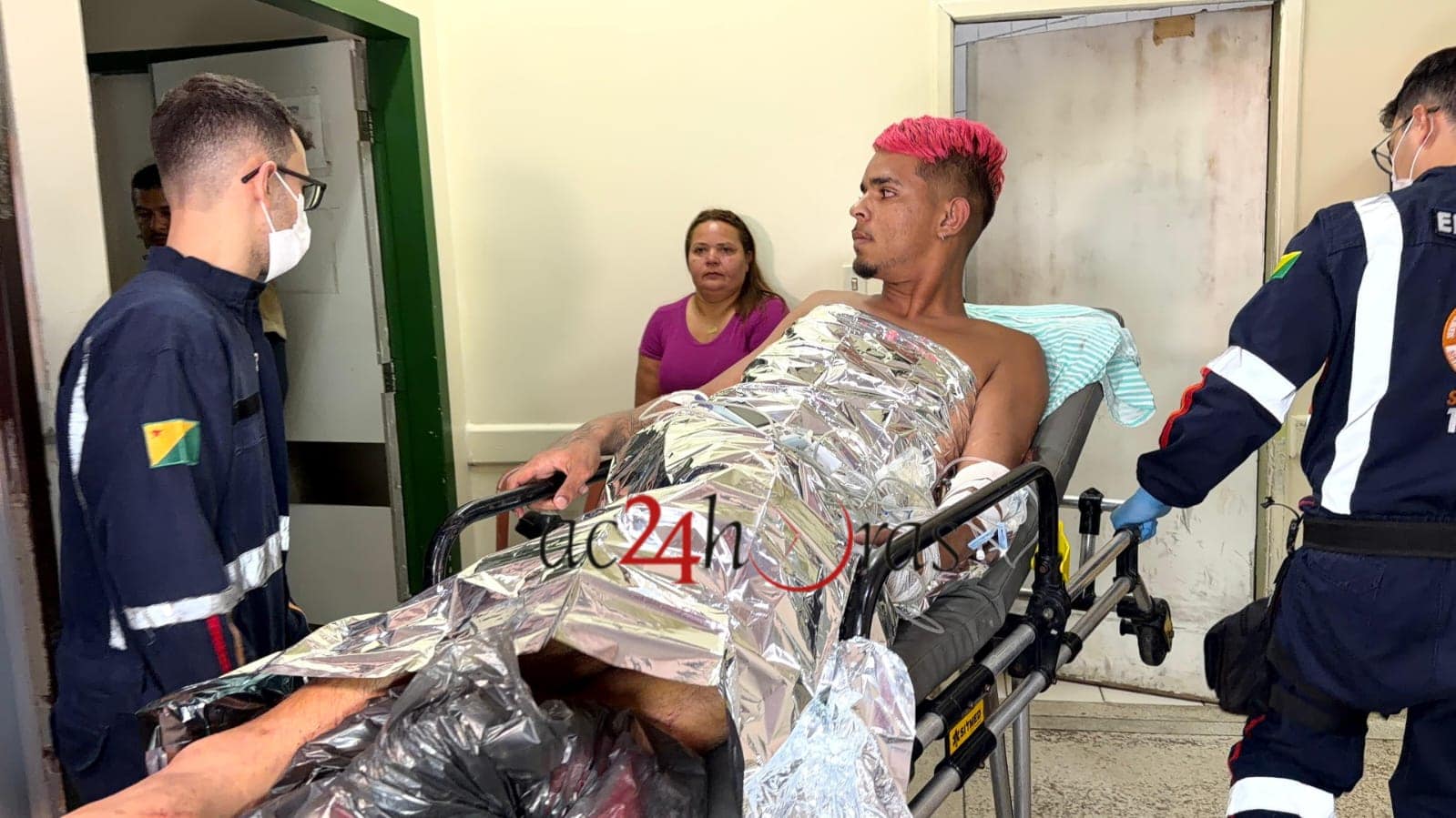 Criminosos em motocicleta passam atirando e ferem jovens a tiros em frente de praça em Rio Branco