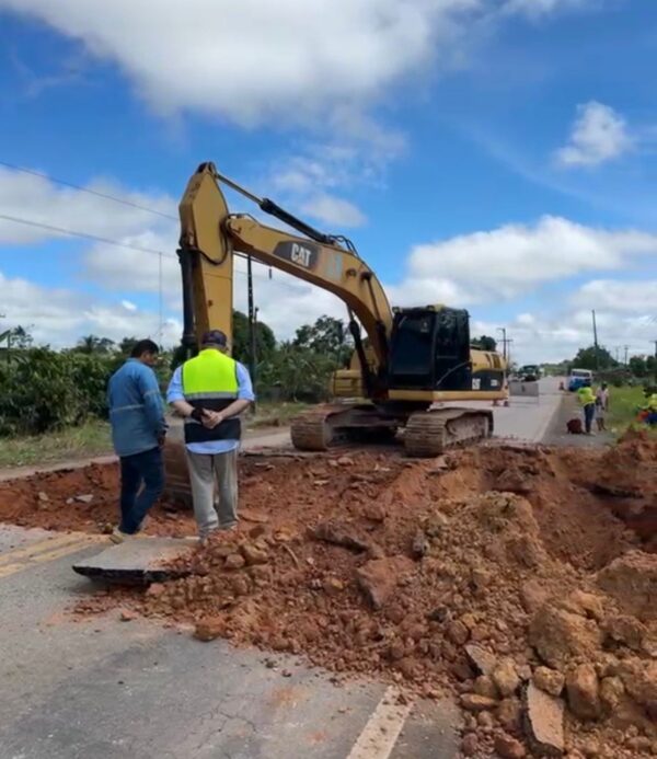 PRF interdita trecho da BR-210 após rompimento de pista em São Luiz do Anauá
