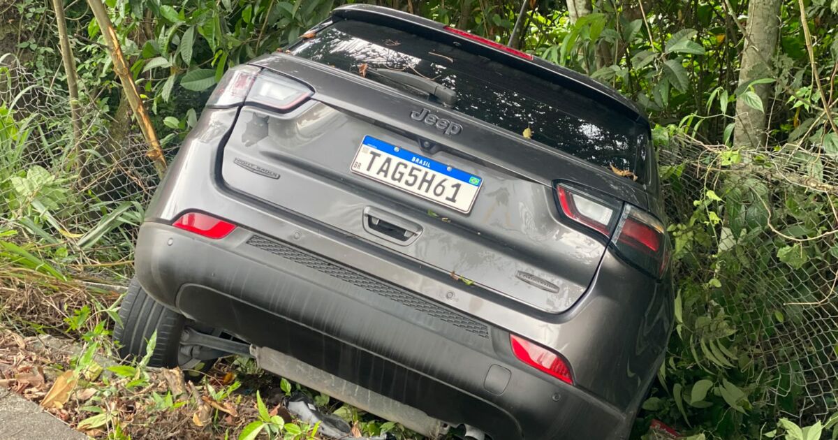 carro perde controle após ser fechado por caminhão em Manaus