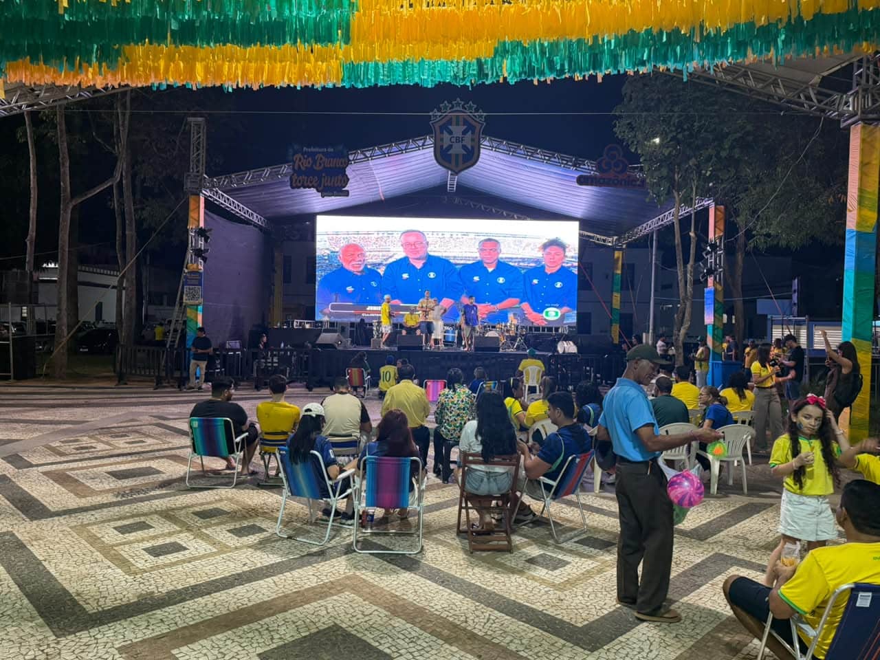 Praça da Revolução volta a reunir torcedores para jogo do Brasil