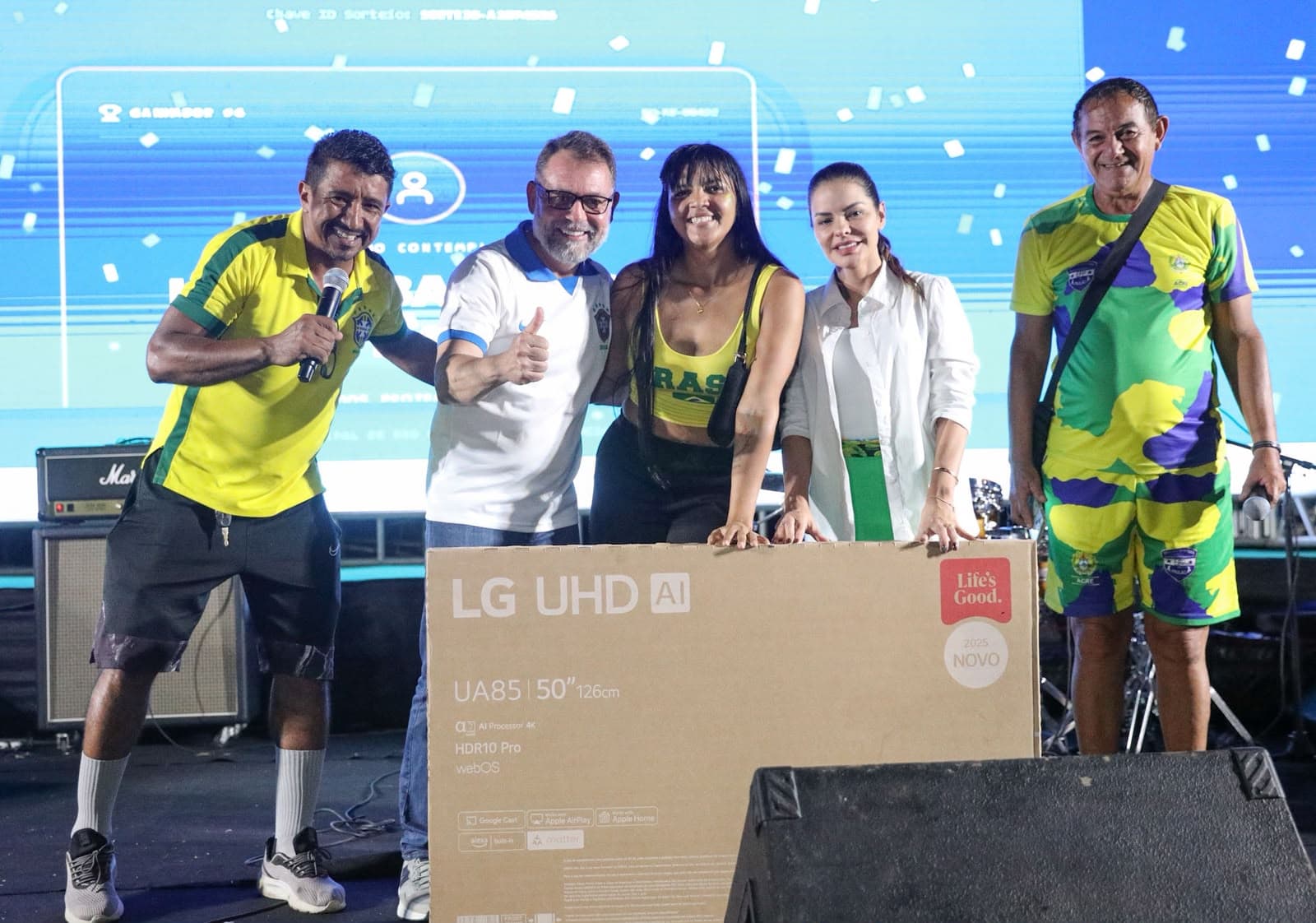 Prefeitura sorteia TV e premia torcedora após vitória do Brasil