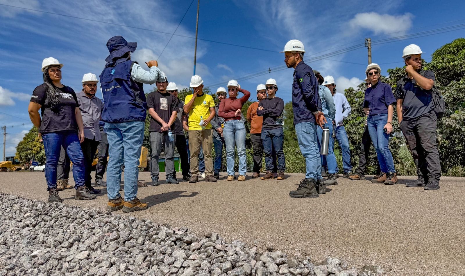 Acadêmicos de Engenharia Civil acompanham aplicação de macadame hidráulico em obra do DNIT no Acre
