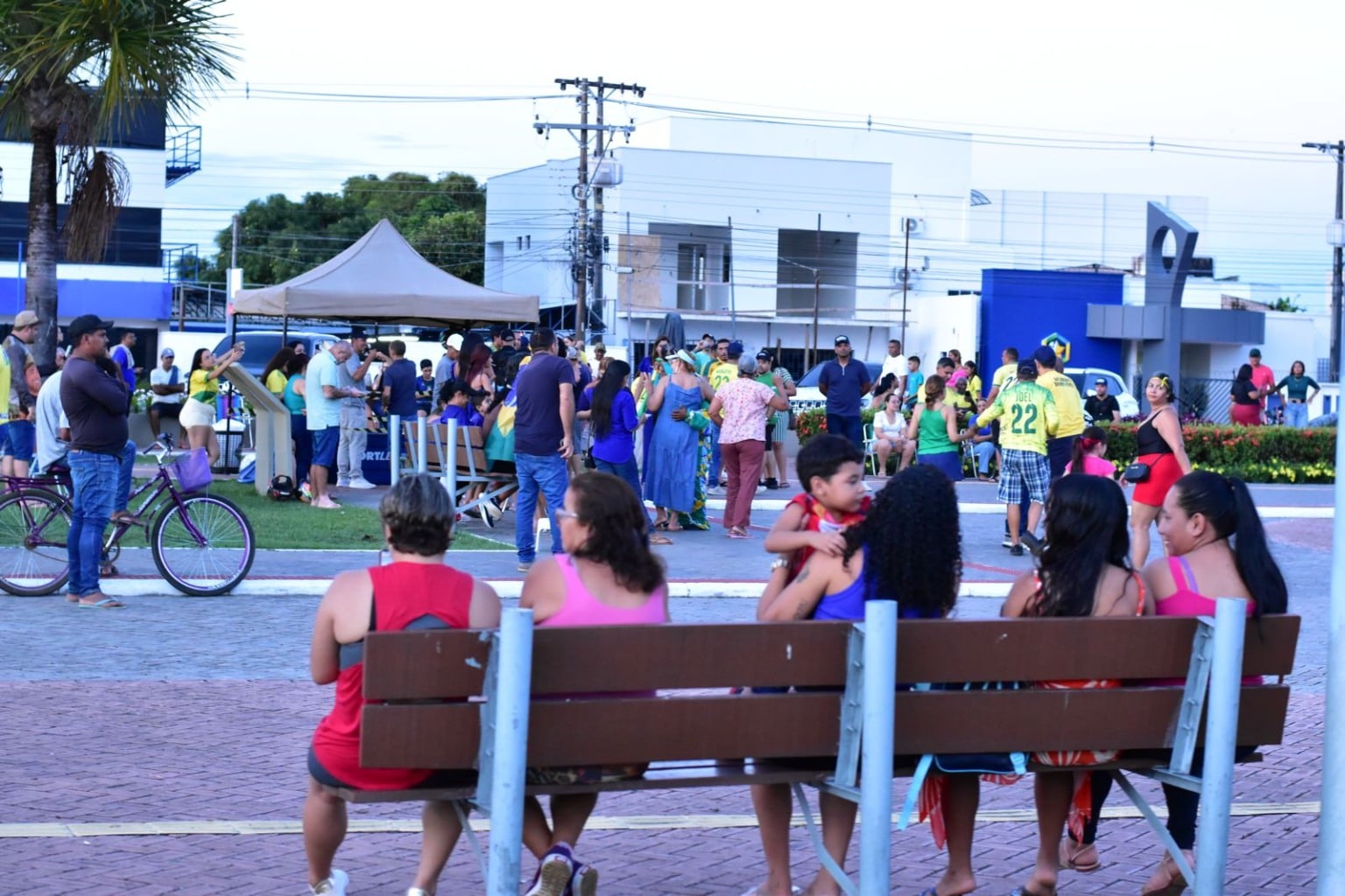 Apoiadores de Arthur Henrique se concentram na Praça das Águas para acompanhar apuração