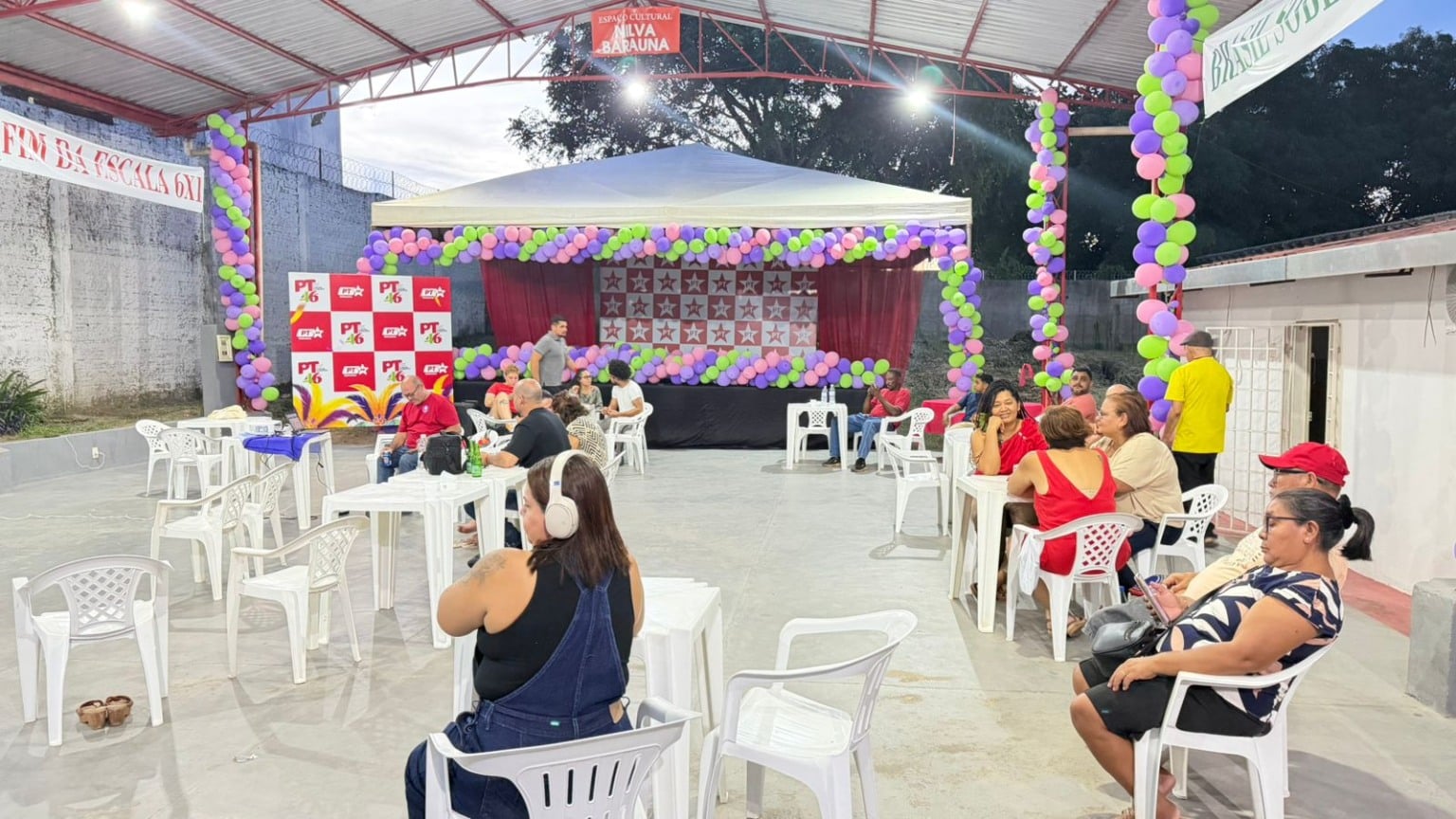 Eleitores de Nelita Frank acompanham apuração dos votos na sede do PT
