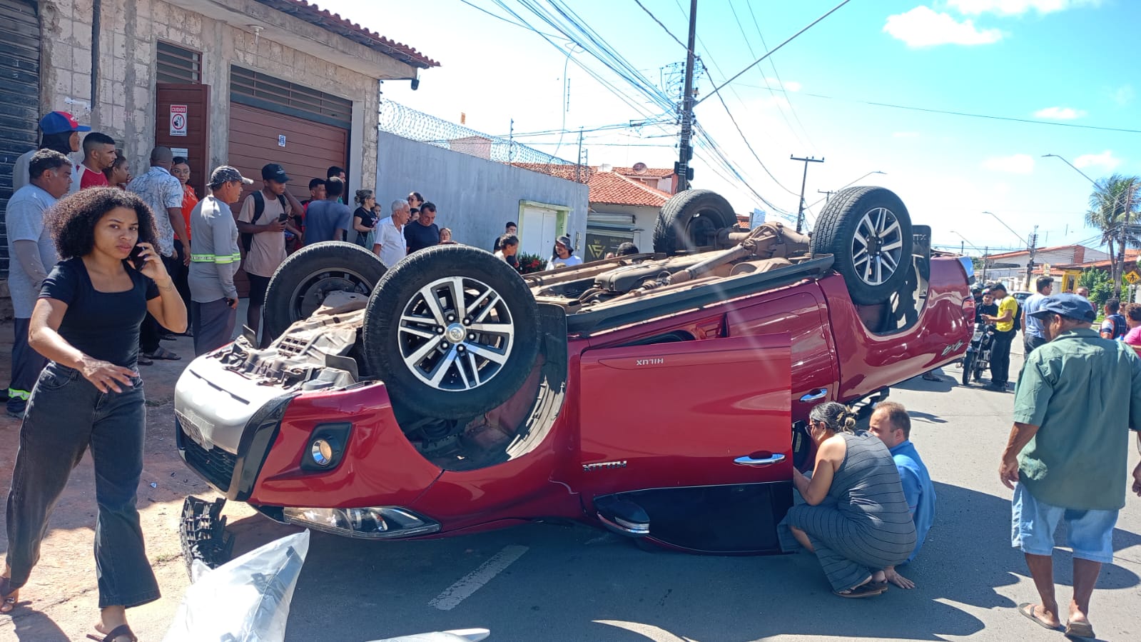 Caminhonete capota após colidir com bueiro no João de Deus, em São Luís