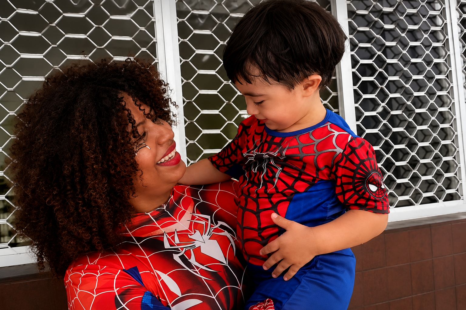 Conheça a babá que se vestiu de Homem-Aranha para surpreender menino e emocionou milhões
