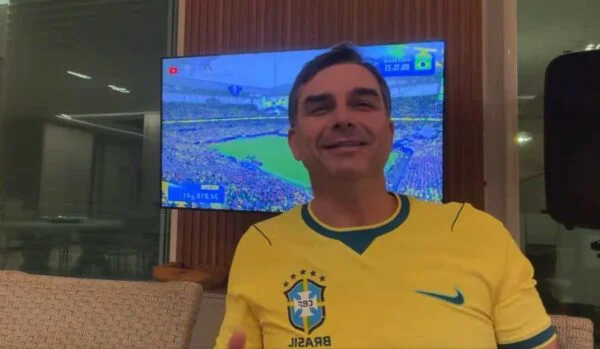 Flávio Bolsonaro diz que “nada nem ninguém o aborrece” após declarações de Michelle Bolsonaro
