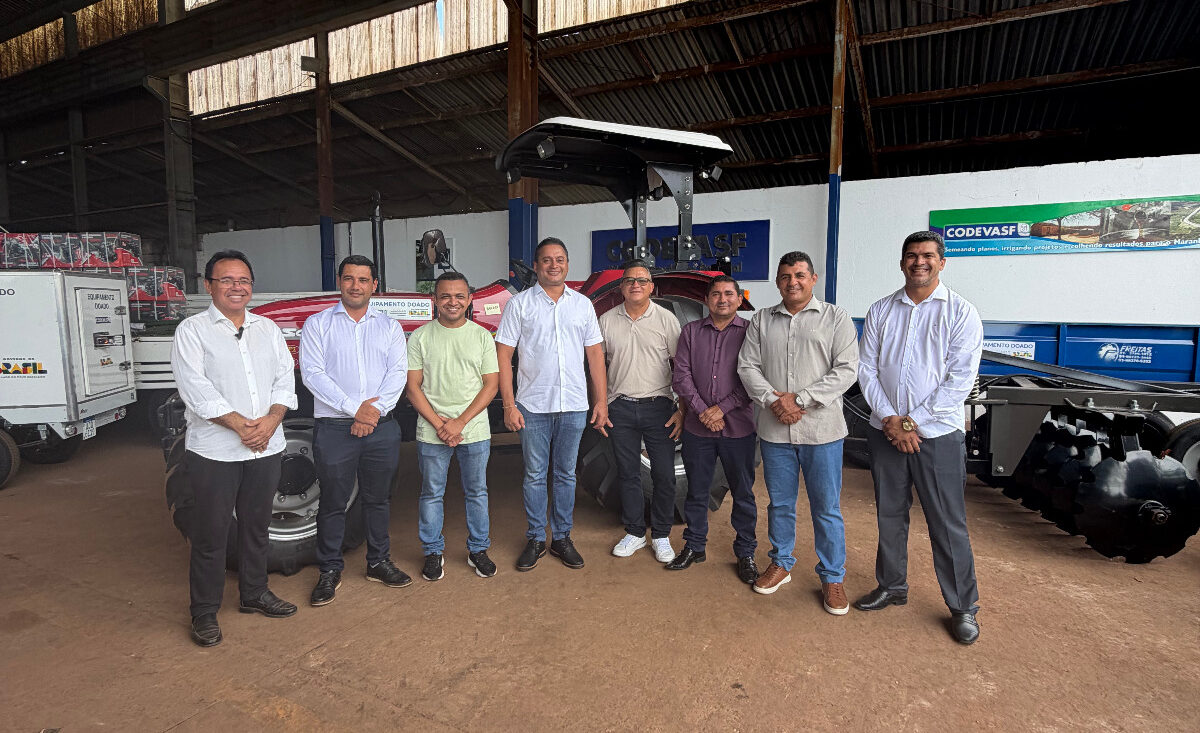 Municípios recebem máquinas e equipamentos agrícolas em ação com o senador Weverton Rocha