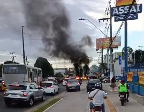 Moradores protestam e interditam trecho da avenida Augusto Montenegro, em Belém