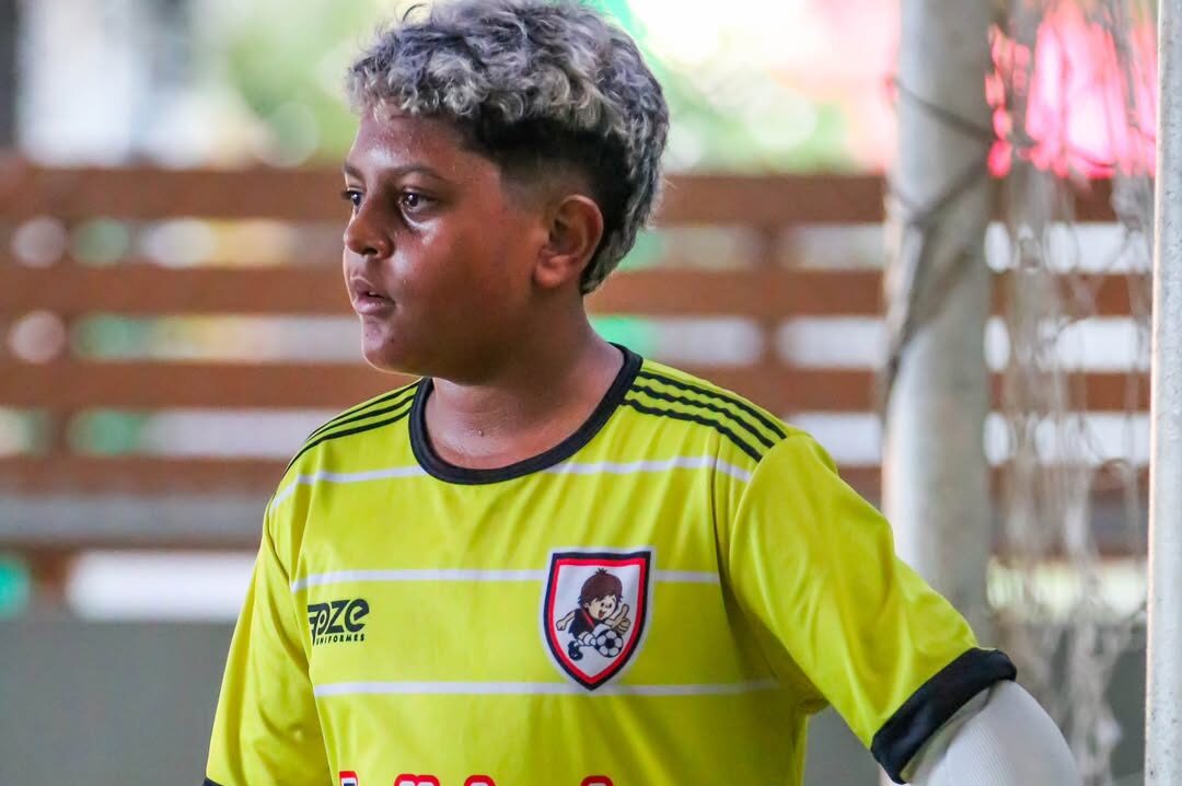 Goleiro de 11 anos faz rifa para disputar torneio de base